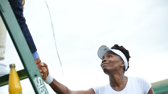 Venus Williams saludando al juez de silla. 