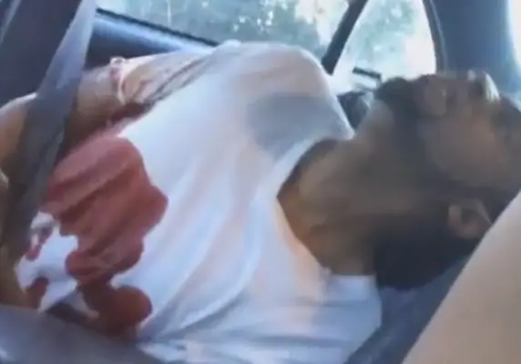 Captura del vídeo con el hombre abatido a tiros en su coche.