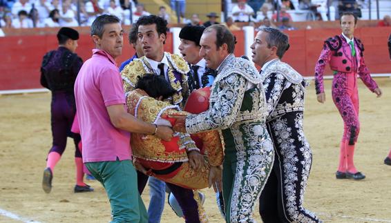 Traslado del torero Víctor Barrio tras su cogida en Teruel.