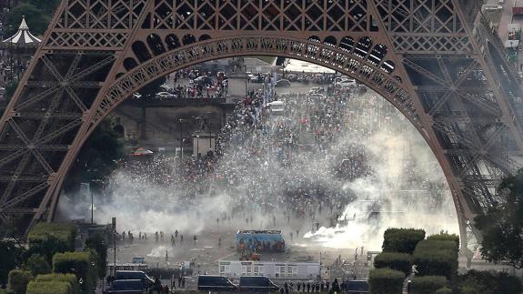 La Policía lanzó gases a los pies de la Torre Eiffel. 