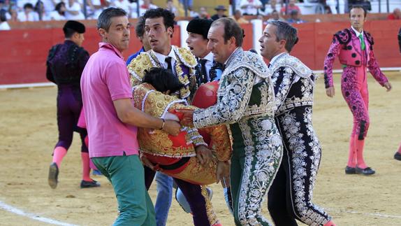 El torero segoviano Víctor Barrio en el momento de sufrir una grave cogida.