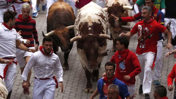 La manada de la ganadería madrileña de Victoriano del Río, a su llegada al callejón de la plaza pamplonica.