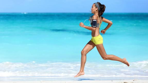 Lo ideal es entrenar por la mañana temprano o por la tarde, a última hora, cuando desciende la temperatura.