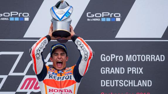 Márquez levanta el trofeo en Alemania. 