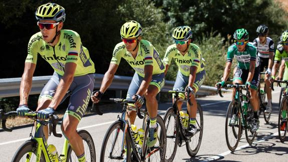 Alberto Contador (2º izq), durante la Vuelta a Burgos. 