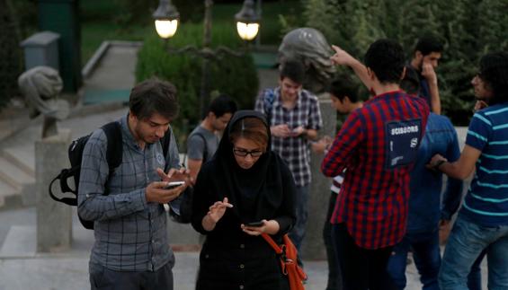 Jóvenes iraníes juegan a Pokémon Go en el parque Mellat de Teherán.