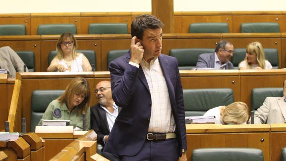 Gorka Maneiro, durante el ultimo pleno de la legislatura en el Parlamento vasco.