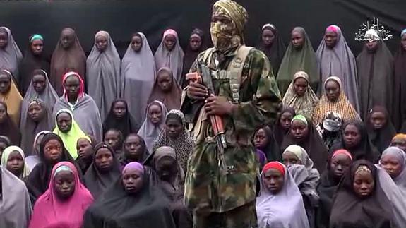 Fotograma del vídeo de Boko Haram con las niñas de Chibok. 