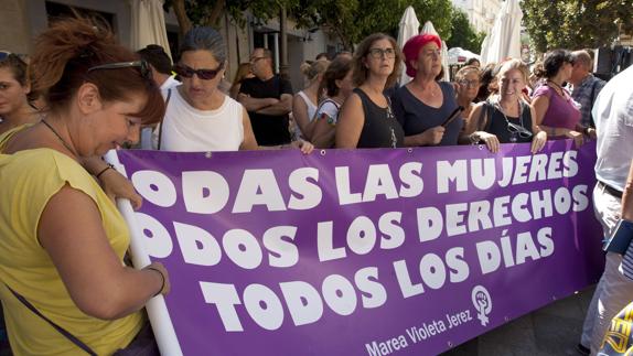 Protesta por el asesinato de una mujer a manos de su marido en Cádiz.