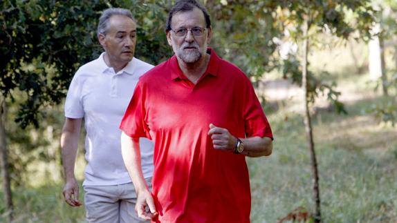 Mariano Rajoy en su recorrido por la ruta del río Umia en Pontevedra.