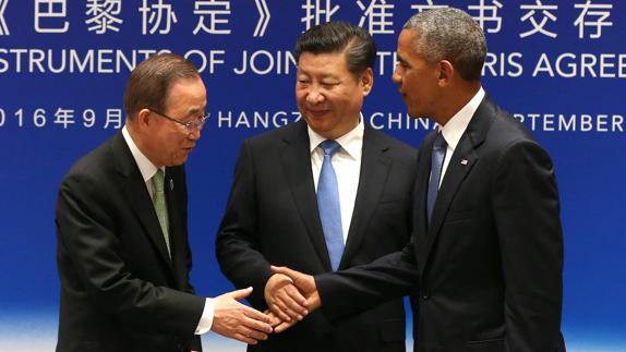 Obama y Xi Jinping se estrechan la mano en presencia de Ban Ki-moon. 