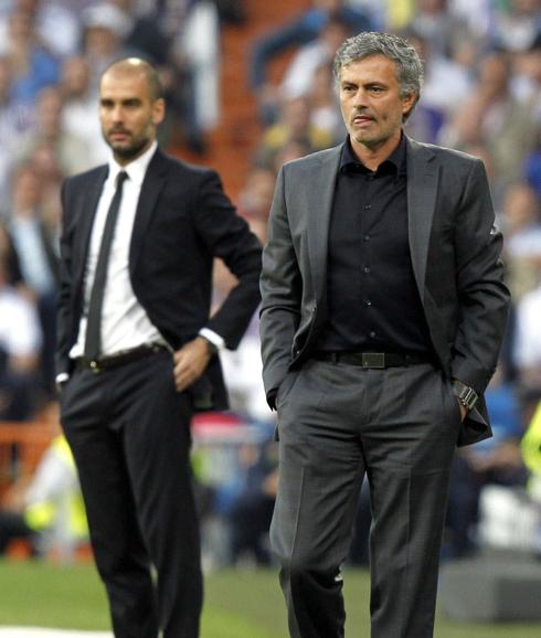 José Mourinho (derecha) con Pep Guardiola de fondo, durante un partido. 