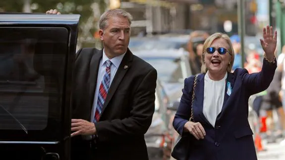 Hillary Clinton aparece en público tras su desvanecimiento. 