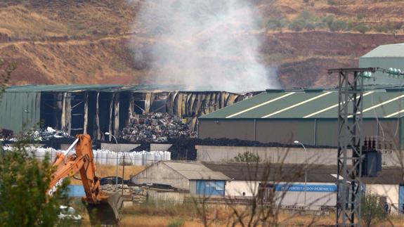 La nave industrial incendiada. 