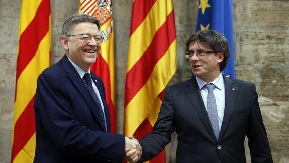 El presidente de la Generalitat catalana, Carles Puigdemont, con su homólogo valenciano, Ximo Puig.