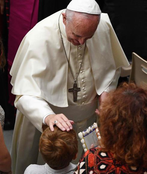El Papa saluda a un niño en la audiencia con las víctimas de los atentados de Niza.