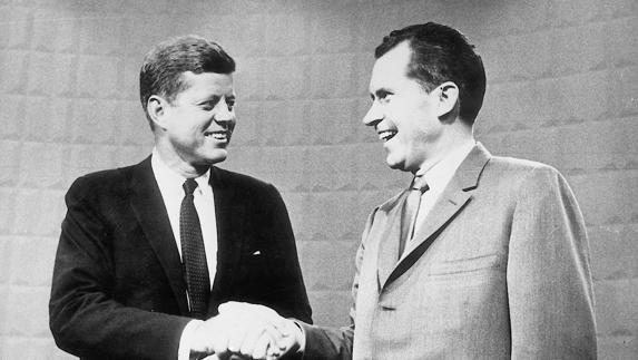 John Kennedy y Richard Nixon se saludan durante el primer debate de las presidenciales de 1960. 