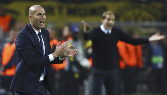 Zidane aplaude a los jugadores. 