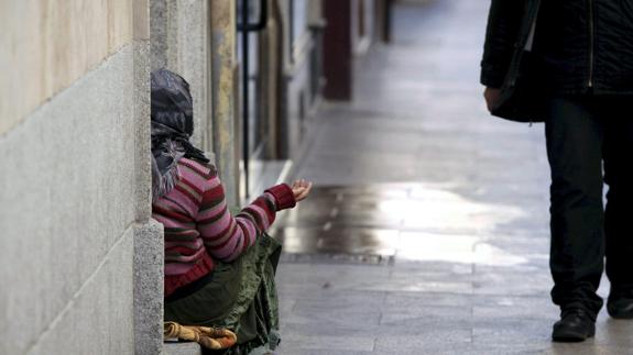 Una mujer pide limosna en las calles de Madrid.