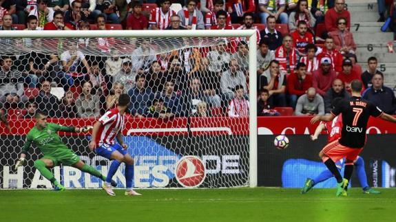 Mario Suárez dispara en el gol que adelantó al Valencia. 