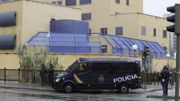 Efectivos de la Policía Nacional a las puertas del CIE de Aluche.