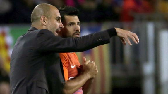 Guardiola da instrucciones a Agüero. 