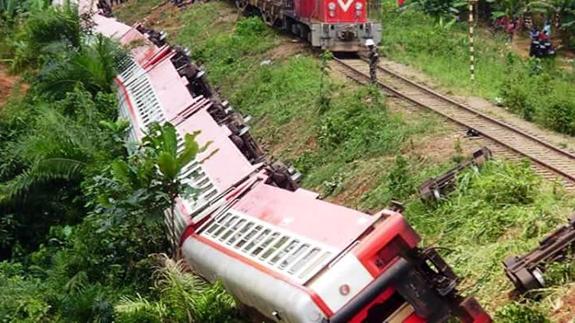 Tren siniestrado en Camerún.