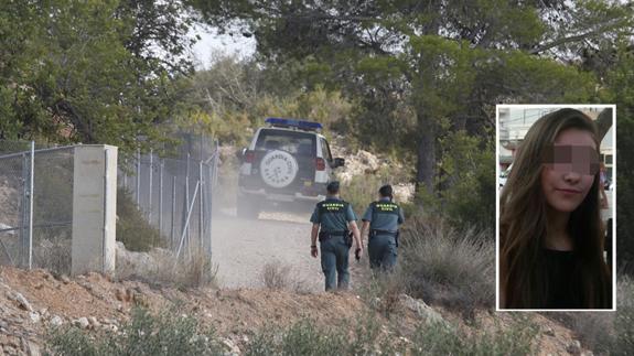 Guardias civiles establecen un perímetro en el lugar donde ha aparecido el cuerpo