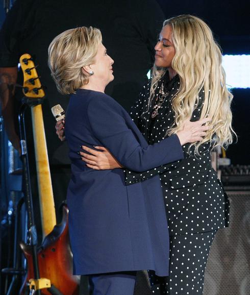 Hillary Clinton abraza a Beyoncé. 