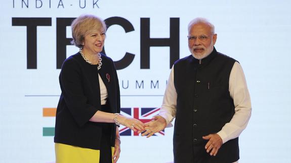 Theresa May saluda al primer ministro indio, Narendra Modi. 