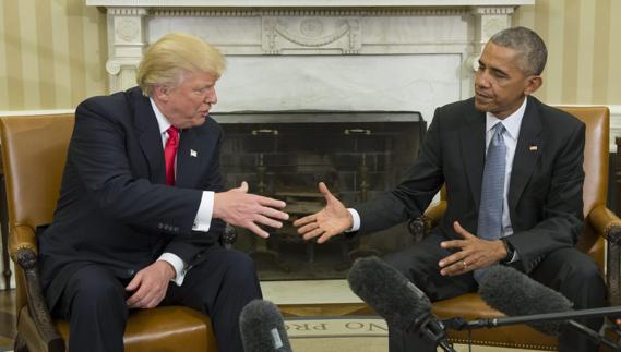 Saludo entre Obama y Trump en el Despacho Oval.