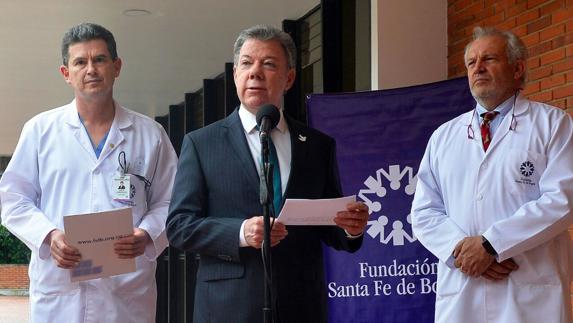 Santos en las puertas de la Clínica Fundación Santa Fe de Bogotá.
