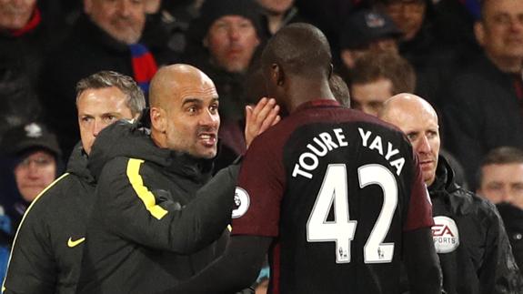 Guardiola felicita a Touré Yaya. 