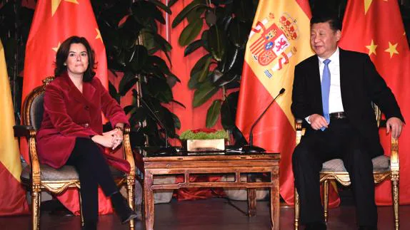 El presidente chino, Xi Jinping, y Soraya Sáenz de Santamaría.