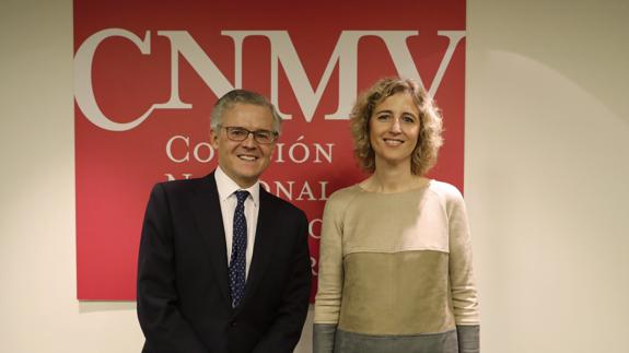 Sebastián Albella (i) y Ana María Martínez-Pina, presidente y vicepresidenta de la CNMV.