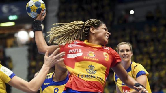 La española Marta Mangué lanza ante Suecia. 