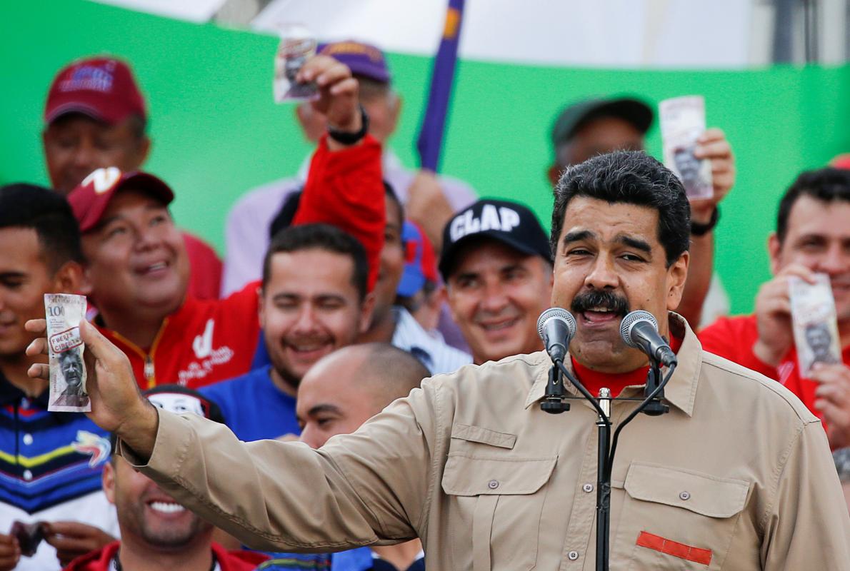 Nicolás Maduro, durante un discurso con un billete de 100 bolívares.