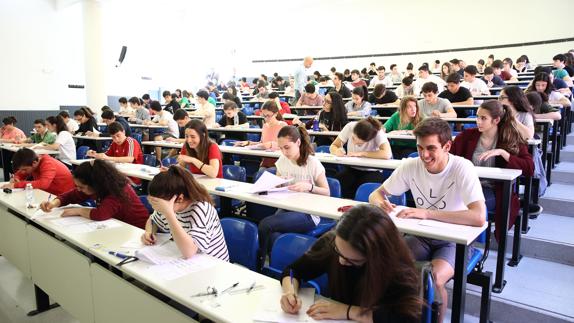 Alumnos realizan la prueba de acceso a la universidad.