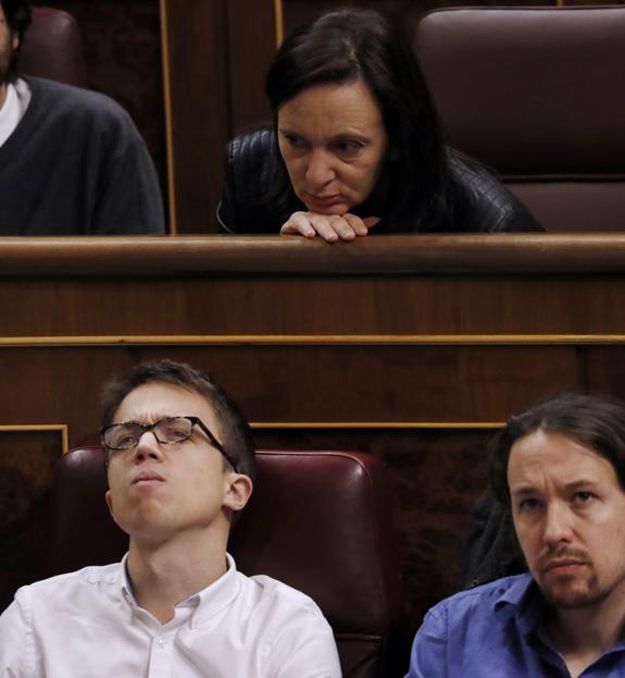 La diputada de Podemos Carolina Bescansa, Íñigo Errejón y Pablo Iglesias.