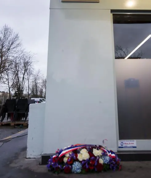 Flores de luto cerca de la sede de 'Charlie Hebdo'.