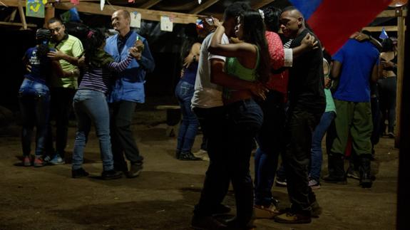 La ONU retira a cuatro funcionarios por bailar con guerrilleras de las FARC