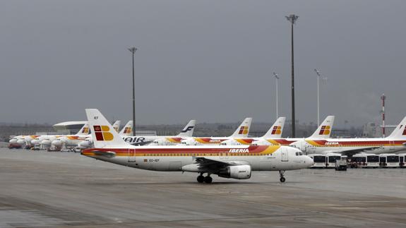 Aviones de Iberia en una de las pistas del aeropuerto Madrid-Barajas.