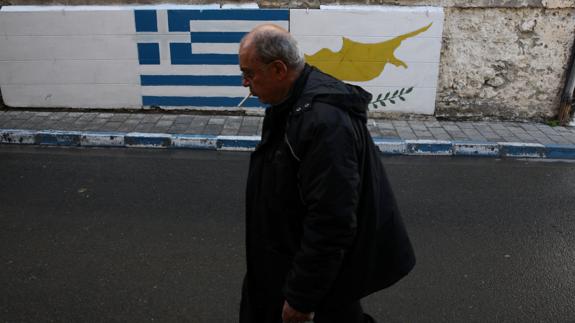Un hombre camina por la Nicosia controlada por la ONU. 