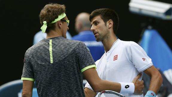 Novak Djokovic felicita a Denis Istomin.