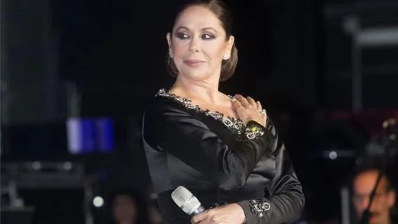 Isabel Pantoja, durante un concierto en Aranjuez.