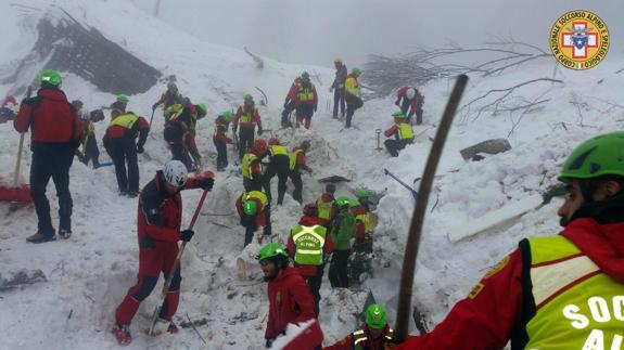 Un equipo de rescate en el hotel Rigopiano.