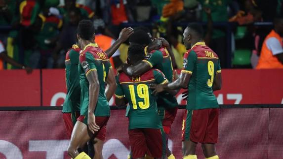 La selección de Camerún celebra uno de sus dos goles. 