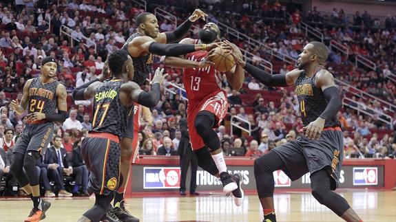 Dwight Howard bloquea un lanzamiento de James Harden. 