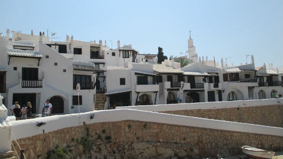 Imagen del pintoresco pueblo Binibeca Vell, Menorca.