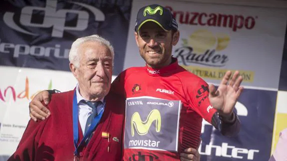 Alejandro Valverde, con el maillot de líder. 